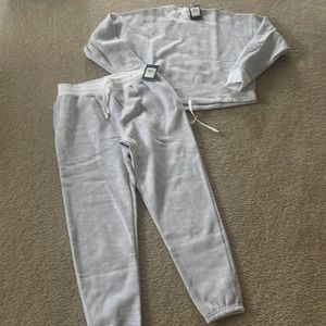 Under Armour Sweatsuit. Oversized crop sweatshirt and loose fitted joggers.